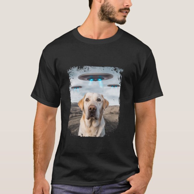 Camiseta Engraçado Labrador Retriever Dog Selfie com OVNI A (Frente)