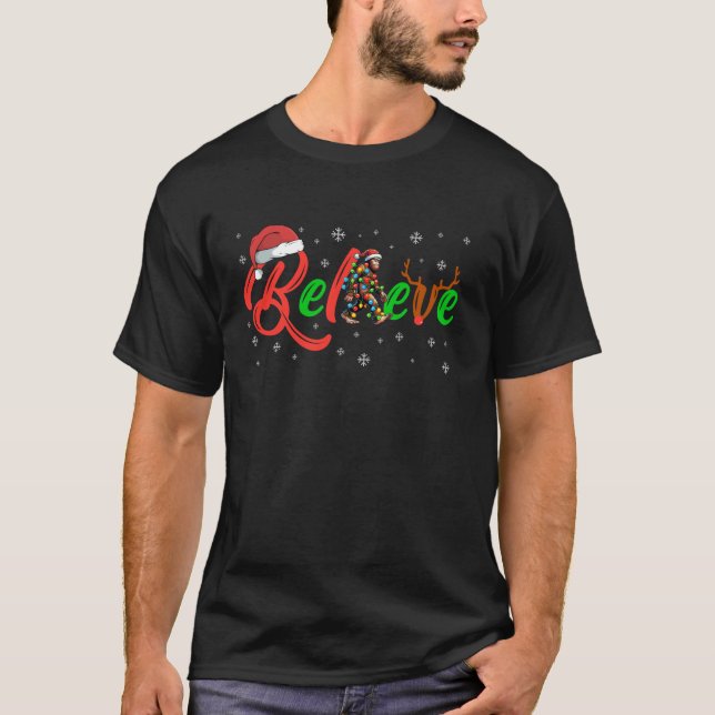 Camiseta Engraçado Natal Pé Grande Acredita Papais noeis Re (Frente)
