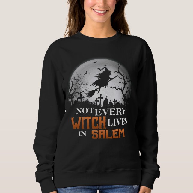 Camiseta Engraçado Nem Todas As Bruxas Vivem Em Salem Witch (Frente)