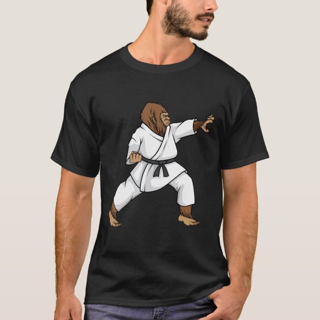 Camiseta Engraçado Ninja Bigfoot Fazendo Karate Com Samurai (Frente)