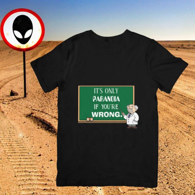Camiseta Engraçado Noveldade Paranoia Teórico da Conspiraçã ("It's only paranoia if you're wrong" reads this t-shirt for the conspiracy theorist in your life. )