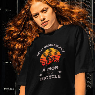 Camiseta Engraçado Nunca subestime uma mãe de bicicleta