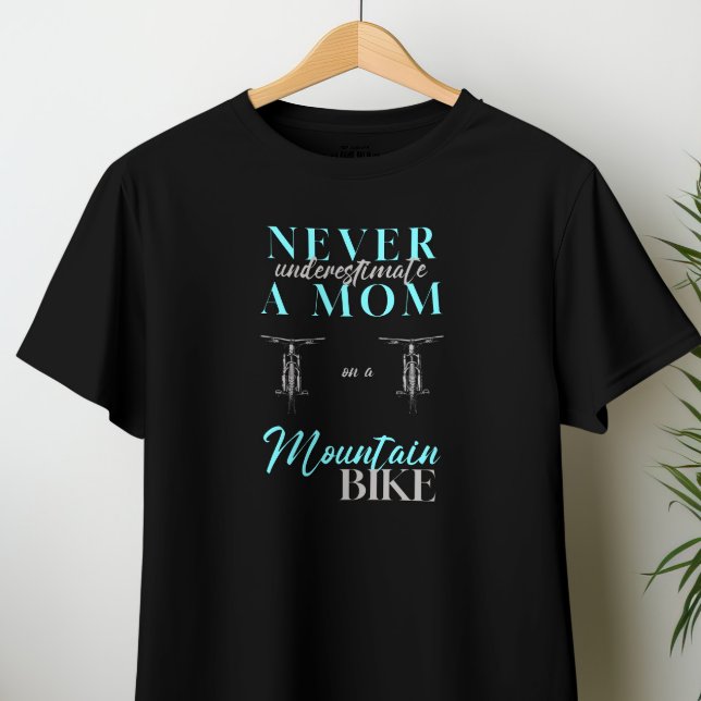 Camiseta Engraçado Nunca subestime uma mãe numa bicicleta d (Criador carregado)