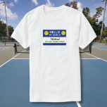 Camiseta Engraçado Pickleball Meu nome é viciado em Pickleb<br><div class="desc">Se você jogar picleball,  você sabe que o esporte pode ser viciante. Essa camiseta engraçada diz "Olá,  meu nome é (nome personalizado) e eu tenho um problema de picleball. Todos os seus amigos de picleball vão pegar a camisa! Altere facilmente a linha de fundo para o texto personalizado.</div>