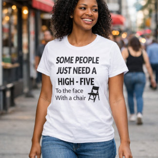 Camiseta Engraçado Preciso de um Tapa na Cara com uma Cadei