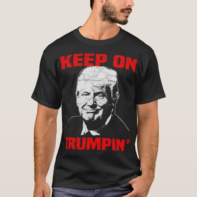 Camiseta Engraçado, Presente, Continua Com Trumpin. (Frente)