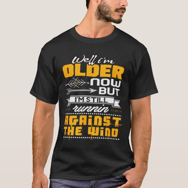 Camiseta Engraçado que ainda estou correndo contra o vento  (Frente)