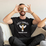Camiseta Engraçado Sagrado Cannoli Italiano Teme Mensagem P<br><div class="desc">Este gráfico engraçado está pronto para ser personalizado com sua própria mensagem. Apresenta o slogan HOLY CANNOLI acima de uma ilustração de um cannoli com asas halo e anjo. O texto personalizado aparece abaixo do gráfico. Faça seu próprio presente de aniversário engraçado ou adicione sua própria declaração digna da exclamação...</div>