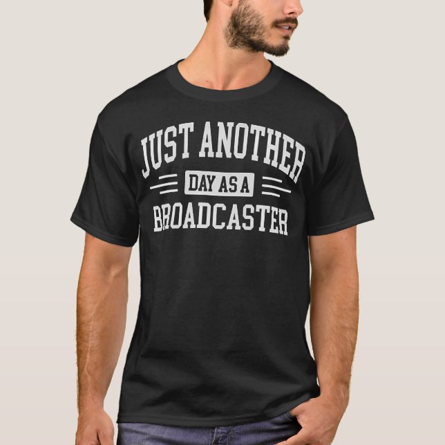 Camiseta Engraçado Sarcástico Mais Um Dia Como Locutor (Frente)