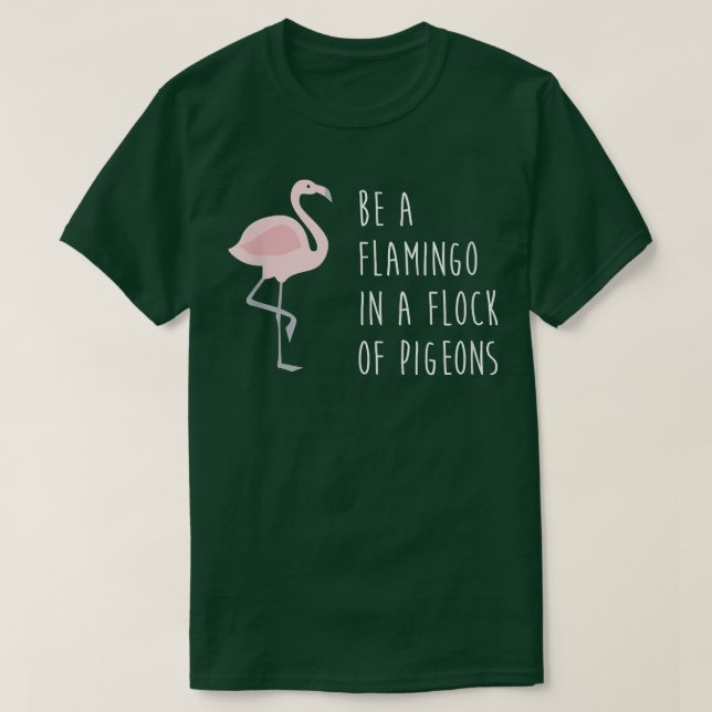 Camiseta Engraçado ser Flamingo num bando de pombosPresente (Frente do Design)