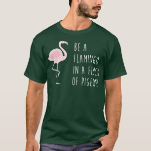 Camiseta Engraçado ser Flamingo num bando de pombosPresente