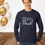 Camiseta Engraçado Sessenta, então que citação 60º aniversá<br><div class="desc">Engraçado Sessenta, então que inspiração cita a sexagésima camisa de manga longa de aniversário de 60 anos. Esta camiseta é perfeita para alguém que comemora o 60º aniversário. Ela vem com uma citação engraçada e inspiradora 60 e assim como na tipografia branca moderna, e é ideal para uma pessoa com...</div>