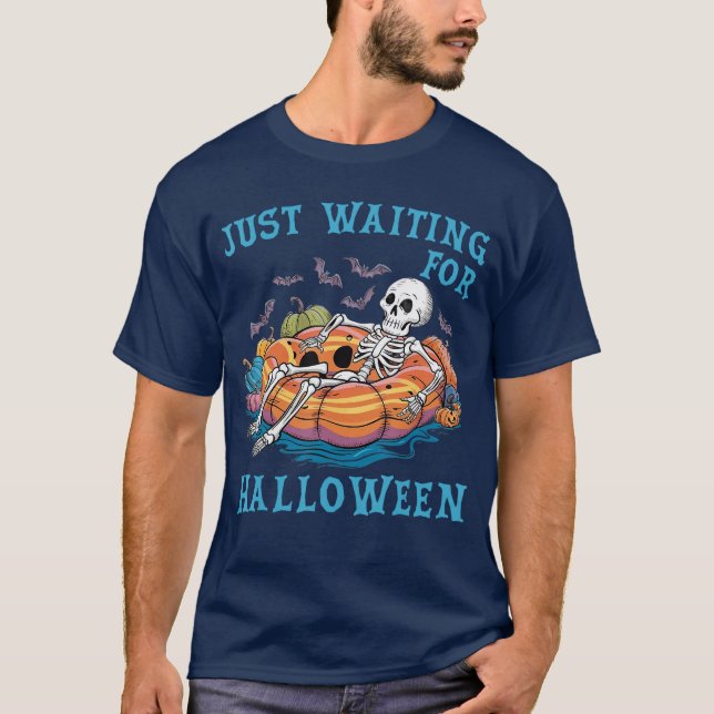 Camiseta Engraçado Skeleton Halloween Esperando Pelo Hallow (Frente)