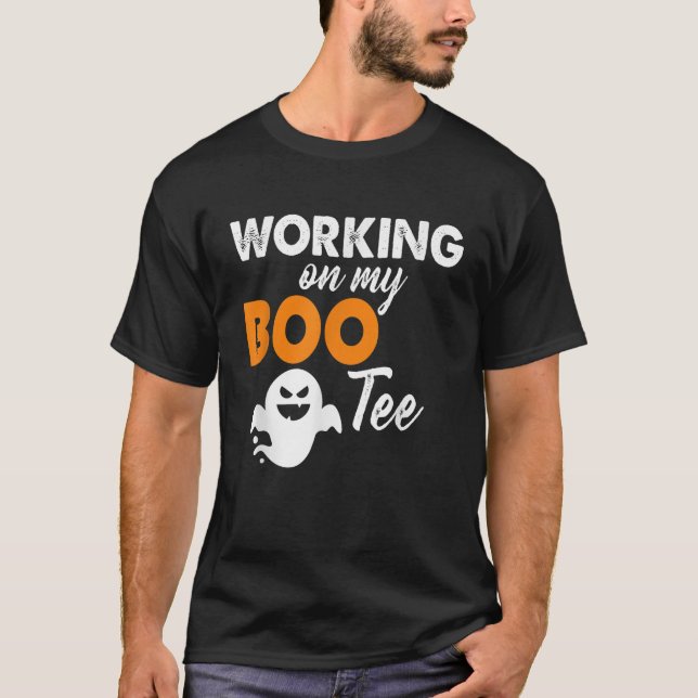 Camiseta Engraçado Trabalhando no meu Bootee Halloween Boot (Frente)