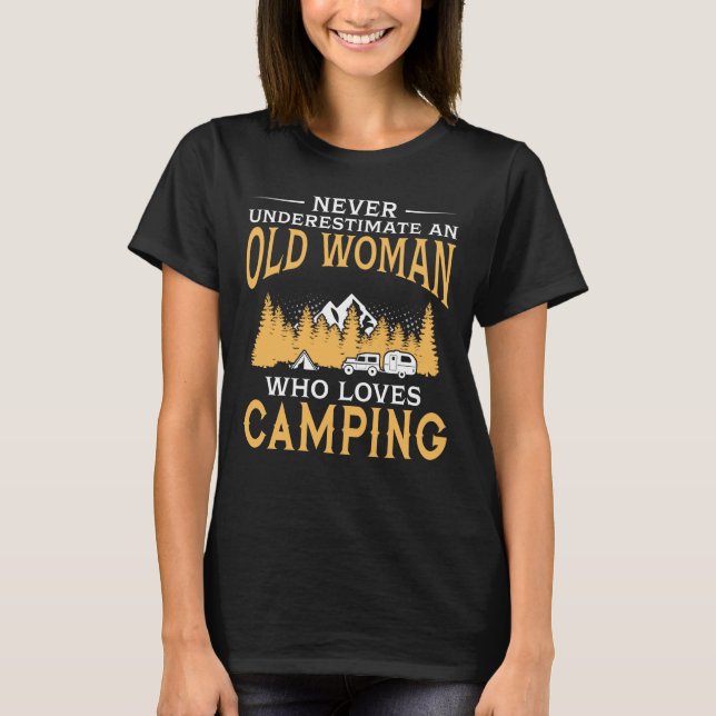 Camiseta Engraçado uma mulher adulta que ame acampar (Frente)