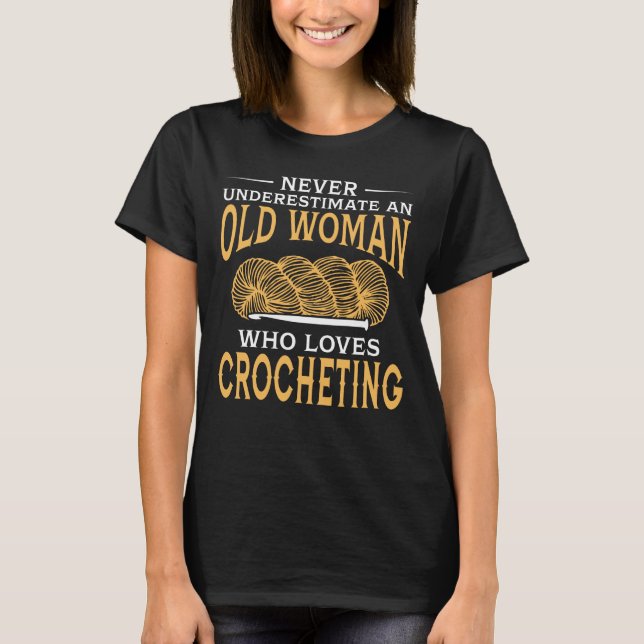 Camiseta Engraçado uma mulher adulta que ame Crocheting (Frente)