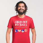 Camiseta Engraçado Ver Os Meus Enfeites de natal De Bolas<br><div class="desc">Esta design engraçada e festiva é perfeita para o feriado. Ele apresenta a frase, "Olhem minhas bolas, " com uma fita de luzes de Natal com quatro ornamentos pendurados nela. Os ornamentos incluem floco de neve, Papai Noel, Árvore e ornamento decorativo com esquema de cores azul, branco, vermelho, preto e...</div>