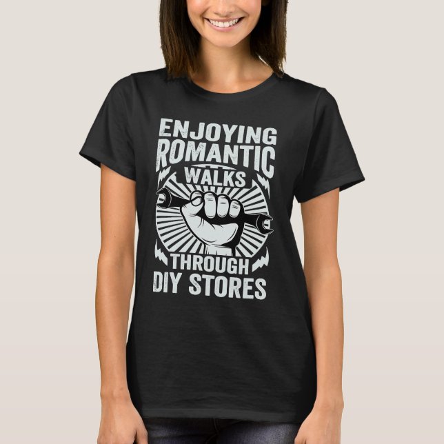 Camiseta Enjoying Romantic Walks Through Diy Stores (Frente)