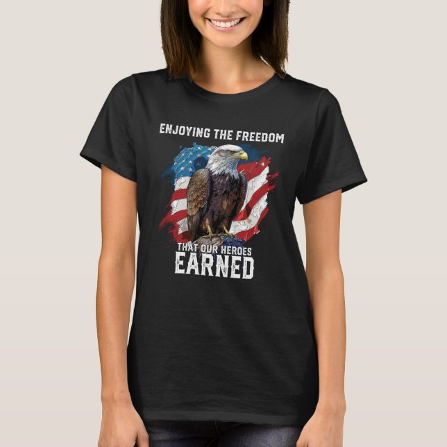 Camiseta Enjoying The Freedom That Our Heroes Earned Fourth (Frente)