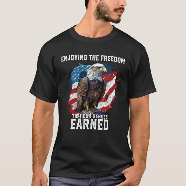 Camiseta Enjoying The Freedom That Our Heroes Earned Fourth (Frente)
