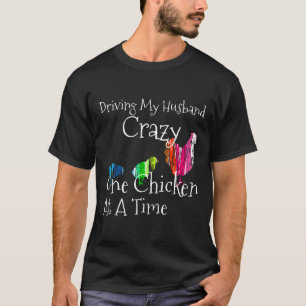Camiseta Enlouquecendo Meu Marido, Uma Galinha De Cada Vez