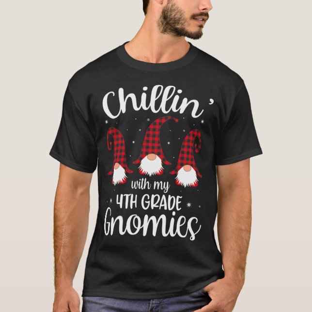 Camiseta Enrolando Com Meus Gnomos Do 4º Ano - Professor Ch (Frente)