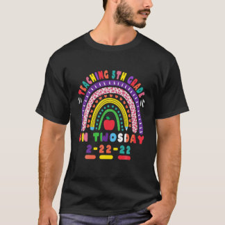 Camiseta Ensinando 5 no 2-22-22, Feliz Engraçado