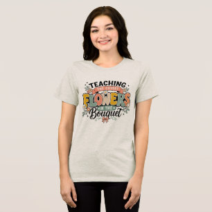 Camiseta Ensinando as Flores Mais Fofas no Buquê Retro