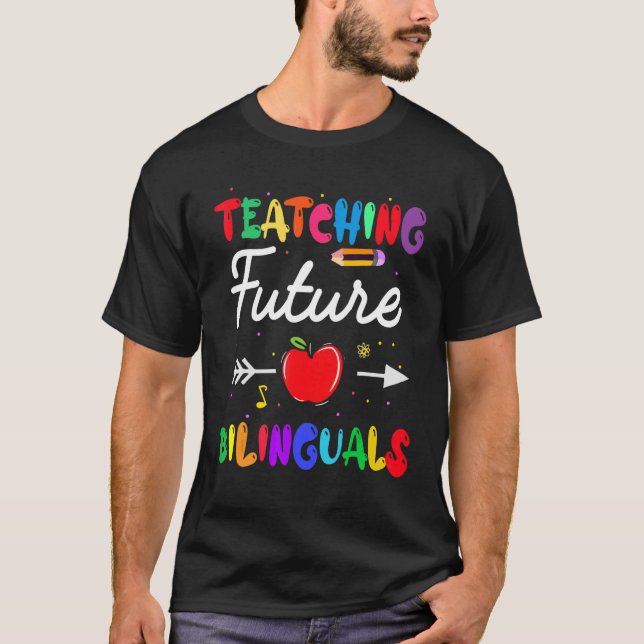 Camiseta Ensinando Futuros Bilíngues Professores Espanhóis  (Frente)