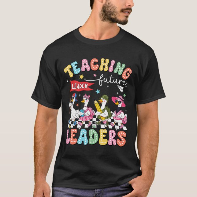 Camiseta Ensinando Futuros Líderes Professor Silly Goose Vo (Frente)