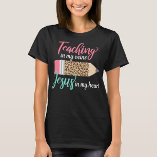 Camiseta Ensinando nas minhas veias Jesus no meu coração