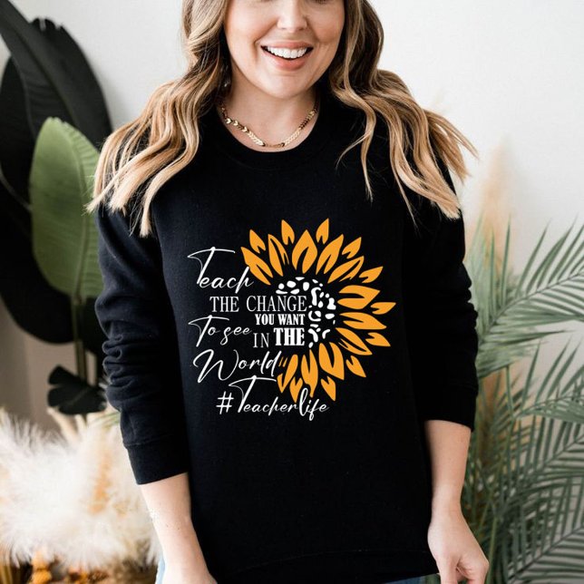 Camiseta ensine a mudança que você quer ver no presente mun (teach the change you want to see in the world gift sweatshirt , gift for teachers ,quotes positive ,)