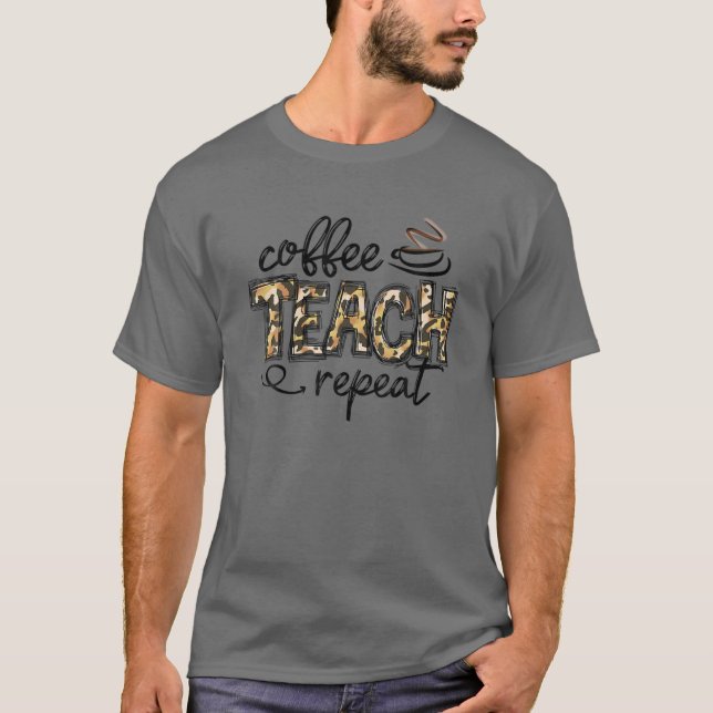 Camiseta Ensino De Café Leopard Repete A Vida Do Professor  (Frente)