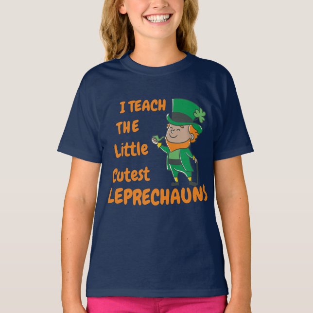 Camiseta Ensino O Pequeno Leprechaun Mais Bastante, São Pat (Frente)
