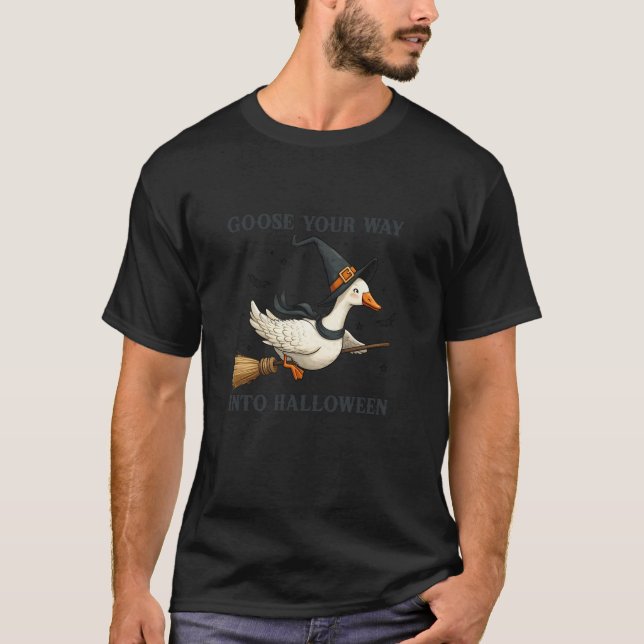 Camiseta Entra No Halloween Com A Bruxa Dos Morcegos. (Frente)