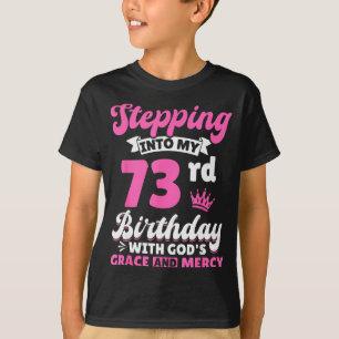 Camiseta Entrando Em Meu 73º Aniversário Com A Graça De Deu