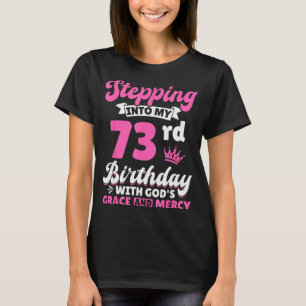 Camiseta Entrando Em Meu 73º Aniversário Com A Graça De Deu