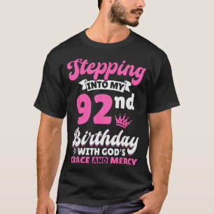 Camiseta Entrando Em Meu 92º Aniversário Com A Graça De Deu