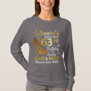 Camiseta Entrando no meu 63º aniversário com a graça dos de