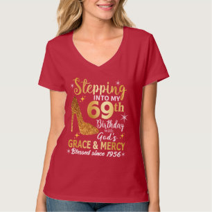 Camiseta Entrando no meu 69º aniversário com a graça dos de