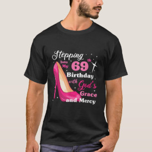 Camiseta Entrando no meu 69º aniversário com a graça dos de
