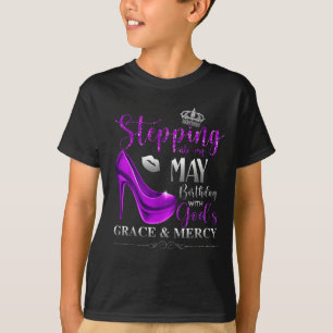 Camiseta Entrando no meu aniversário de maio com a graça de