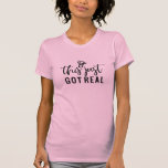 Camiseta Envolvido Isso Acabou De Receber Um Noivado De Ver<br><div class="desc">Envolvido Isso Acabou de ganhar um Noivado real T - Camisa com tipografia moderna e um anel de noivado. Mostrado em preto e rosa-claro. Você pode mudar a cor do texto para qualquer cor que quiser e também pode escolher uma cor de t-shirt nas cores de t-shirt disponíveis. Parabéns!</div>
