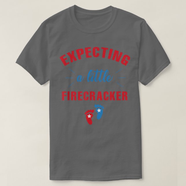 Camiseta Epecting a Little Firecracker 4th of July Mom Preg (Frente do Design)
