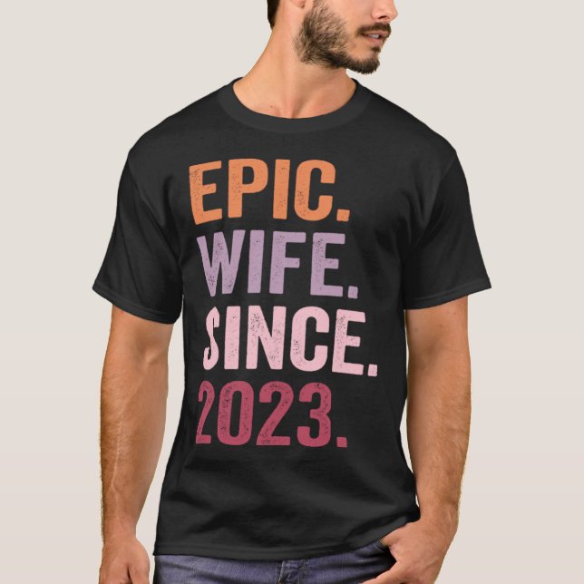 Camiseta Epic Wife Since 2023 1 (Frente)