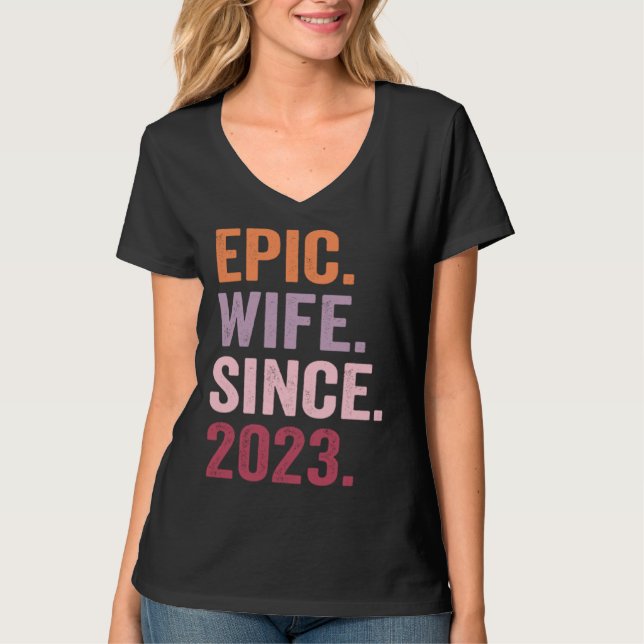 Camiseta Epic Wife Since 2023 1 (Frente)