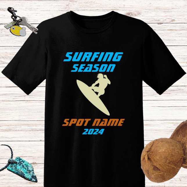 Camiseta Época de surfe - surfista e "spot name blue design (Criador carregado)