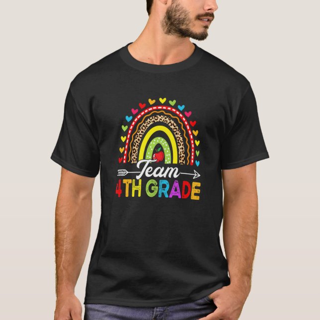 Camiseta Equipe 4º ano Leopardo Arco-Íris De Volta À Escola (Frente)