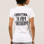 Camiseta Equipe da Noiva Citação Mãe do Noivo Monograma<br><div class="desc">Seja uma frente unida para os eventos do seu casamento, desde a festa de noivado até a despedida de solteiro e muito mais. Essas camisas mostrarão seu amor e apoio ao Noivo. Este design apresenta uma tipografia personalizada em negrito sem serifa com a citação "Team Groom", junto com um monograma...</div>