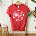 Camiseta Equipe de futebol personalizada com o número do jo<br><div class="desc">T-Shirt de futebol da Frente e Trás Personalizada - mostrada em Design vermelho apresenta um logotipo na moda redondo com capacete de futebol,  estrelas e listras. Personalize com o nome do seu jogador de futebol,  número de camisa e sobrenome. Inclui um sotaque de futebol nas costas.</div>